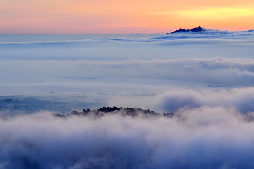 Mar de nubes (II)
Un amanecer con una densa niebla.
