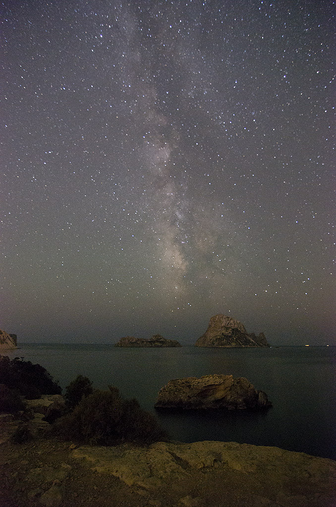 Noche despejada
En las noches despejadas de verano, si no hay luna, se puede ver la Vía Láctea entre los islotes de Es Vedrá i Es Vedranell (Ibiza).
