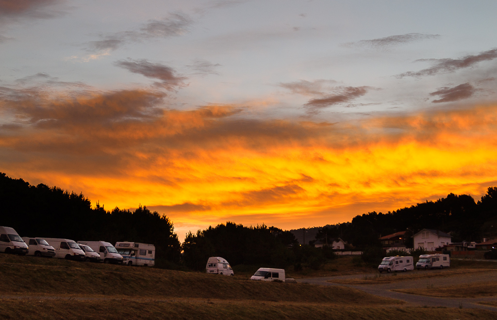 Campamento Ardiente
Potente amanecer sobre un campamento de autocaravanas.
