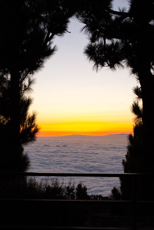 Ventana al mar de nubes
Ventana natural con vistas al mar de nubes atardeciendo sobre La Palma vista desde Tenerife
