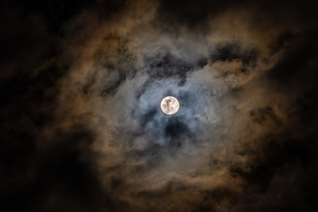 Luna llena entre nubes
