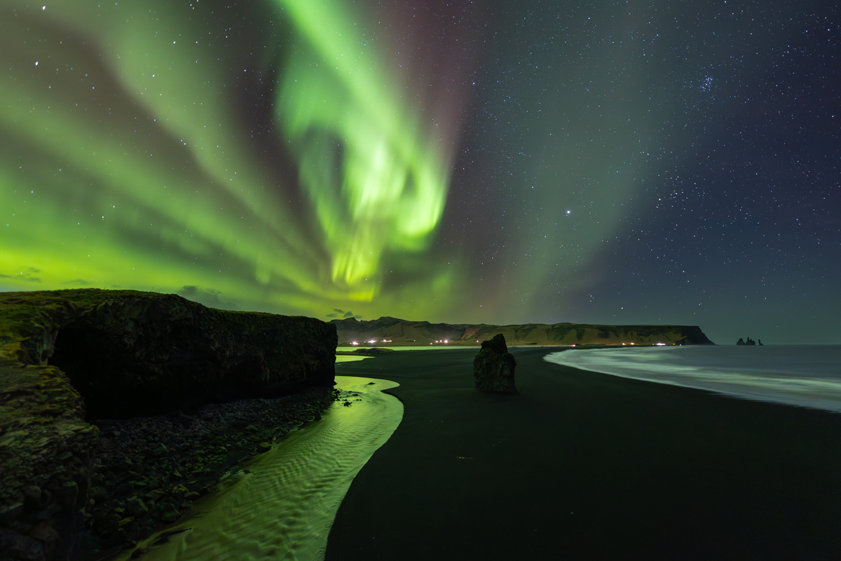 Playa negra de Reynisfjara, Islandia, con noche fría pero magnífica donde la aurora bailaba encima de nuestras cabezas,,,
