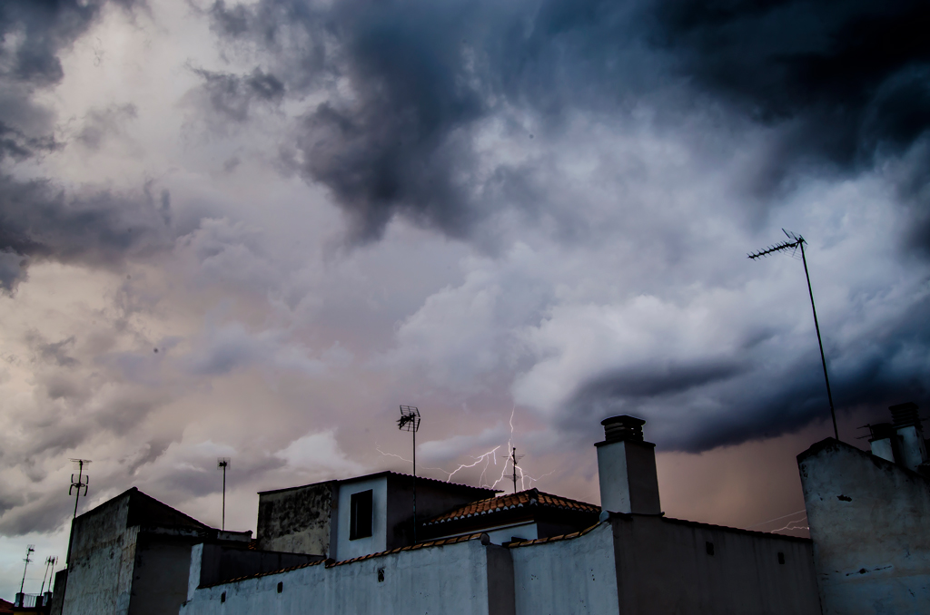 Tormenta en el tejado
Tormenta sobre Granada, con una descarga eléctrica visible por encima de los tejados de las casas.
Álbumes del atlas: ZFO15