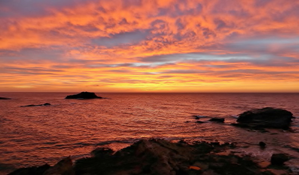 Amanecer encendido
Las nubes altas de la cola de un frente frío se encendieron de tonos rojizos que se reflejaban en el mar de Cabo de Palos en el amanecer del 2 de enero.
