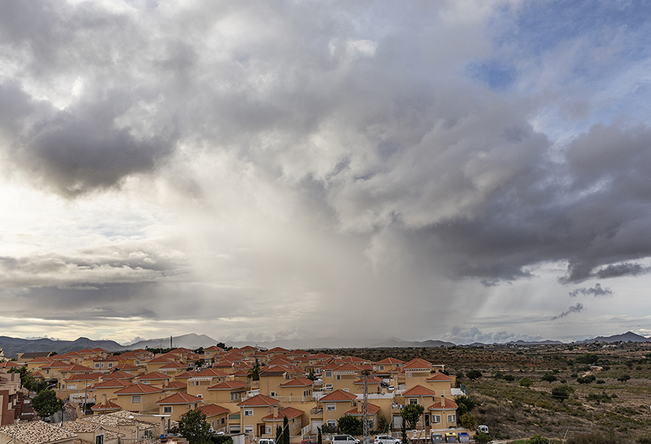 Como setas bajo el chubasco
La cercanía de la DANA de finales de noviembre provocó en todo el Mediterráneo fenómenos convectivos de diferente intensidad. Aquí se refleja un aguacero aislado que caía sobre un barrio de Cartagena.
