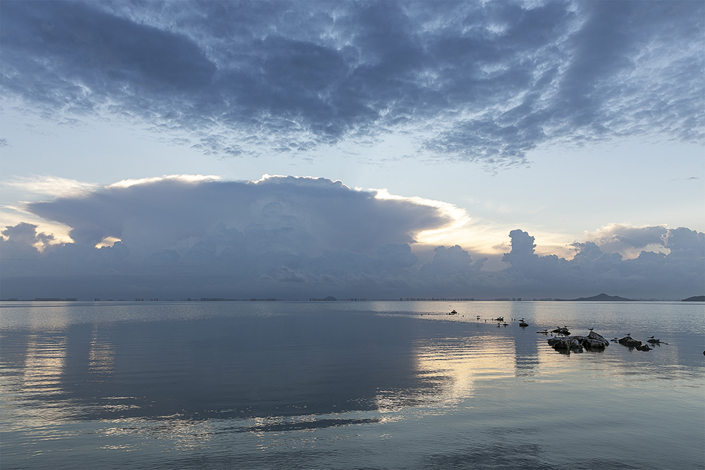 Yunque
En la madrugada de un día de finales de septiembre la silueta del cúmulo nimbo incus se dibujaba perfectamente en el horizonte de La Manga del Mar Menor.
