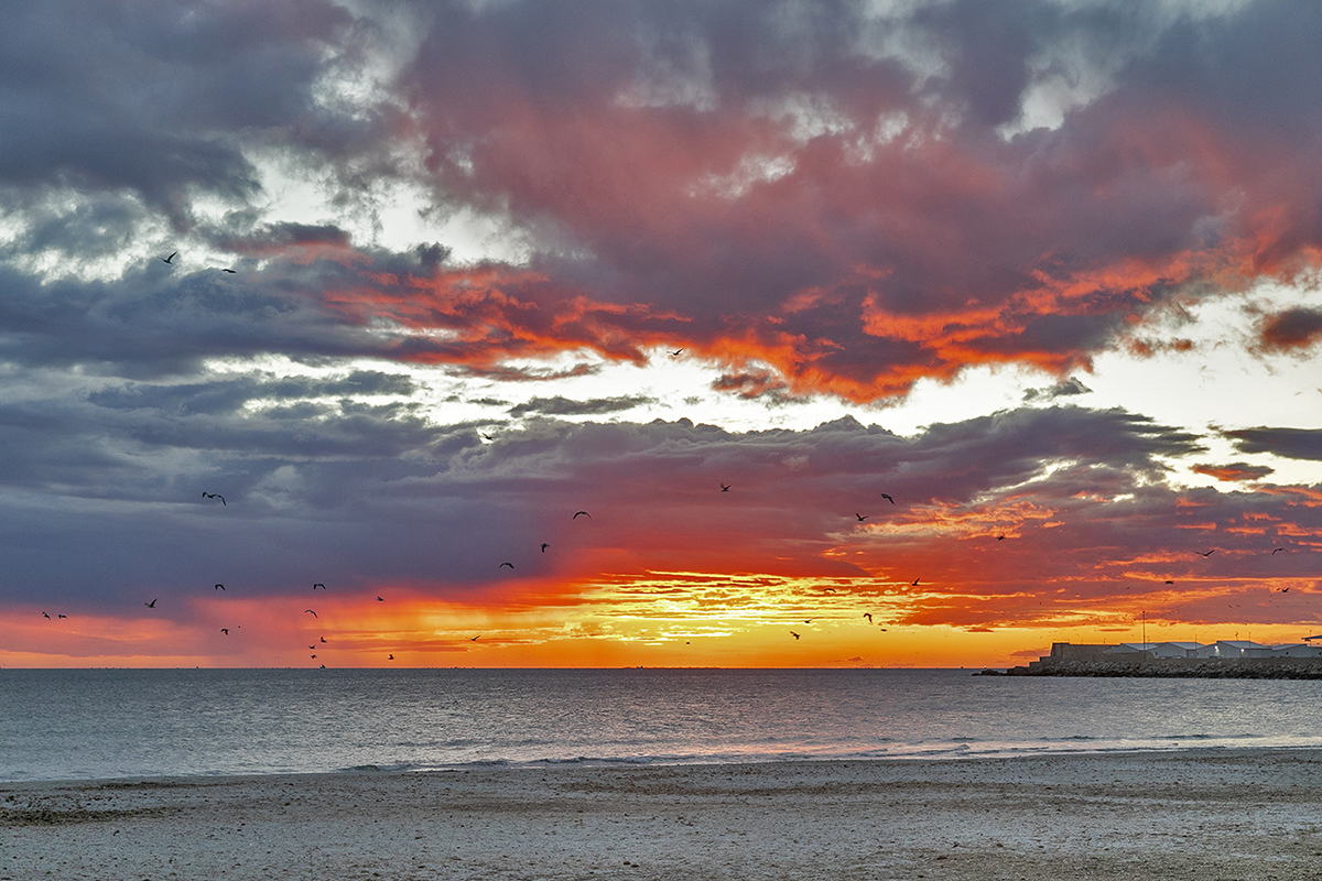 Fui a fotografiar el amanecer en La playa de la Torre Derribada, de San Pedro del Pinatar, y me encontré alguna nube cercana que dejaba algo de precipitación en el mar y estos tonos siempre atractivos del amanecer.
