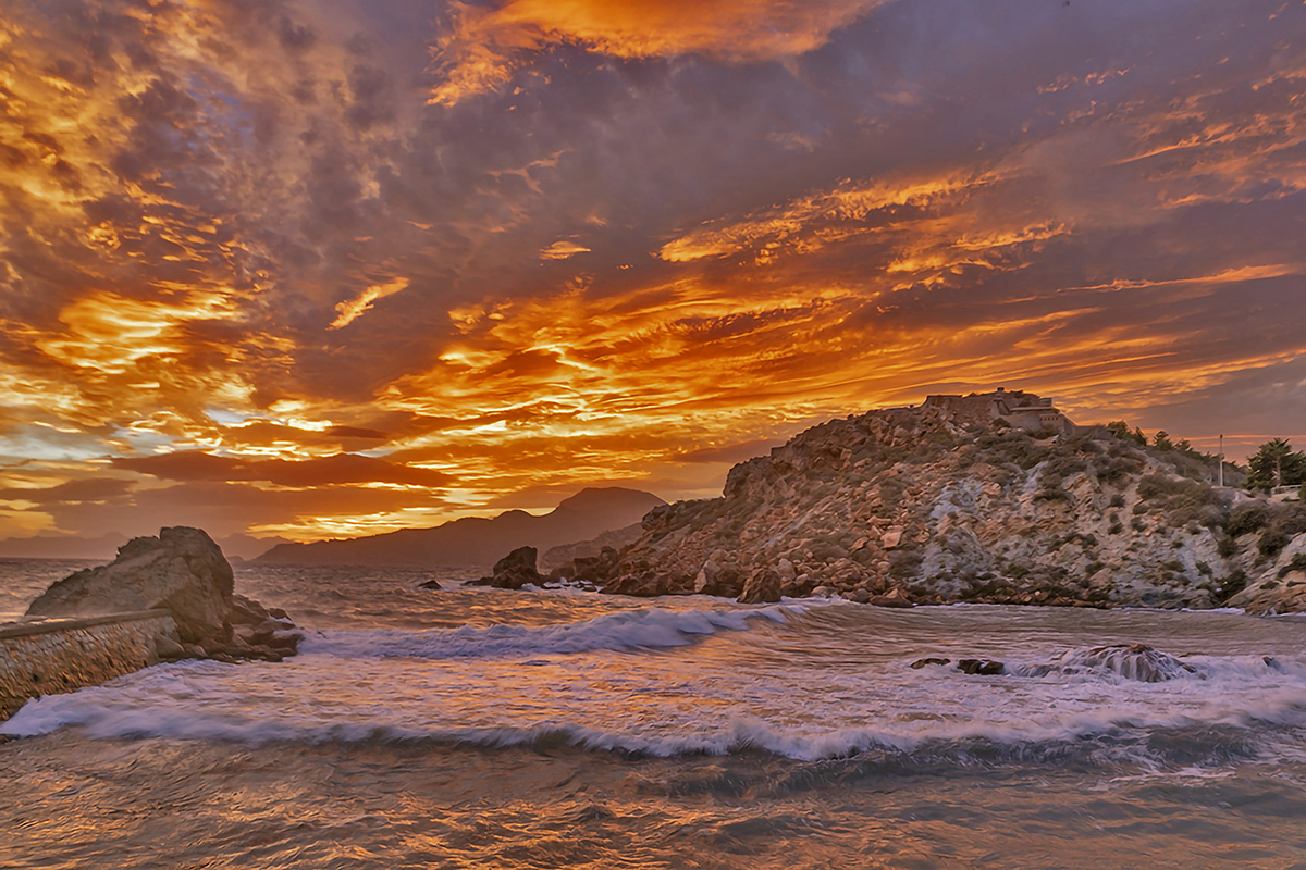 El 9 de octubre pasado el antiguo huracán Kirk hacía notar sus efectos en la costa murciana, de manera que fui a fotografiar los efectos del oleaje en los acantilados en una cala de Cartagena, encontrándome, además, con un bello candilazo en aquel atardecer.
