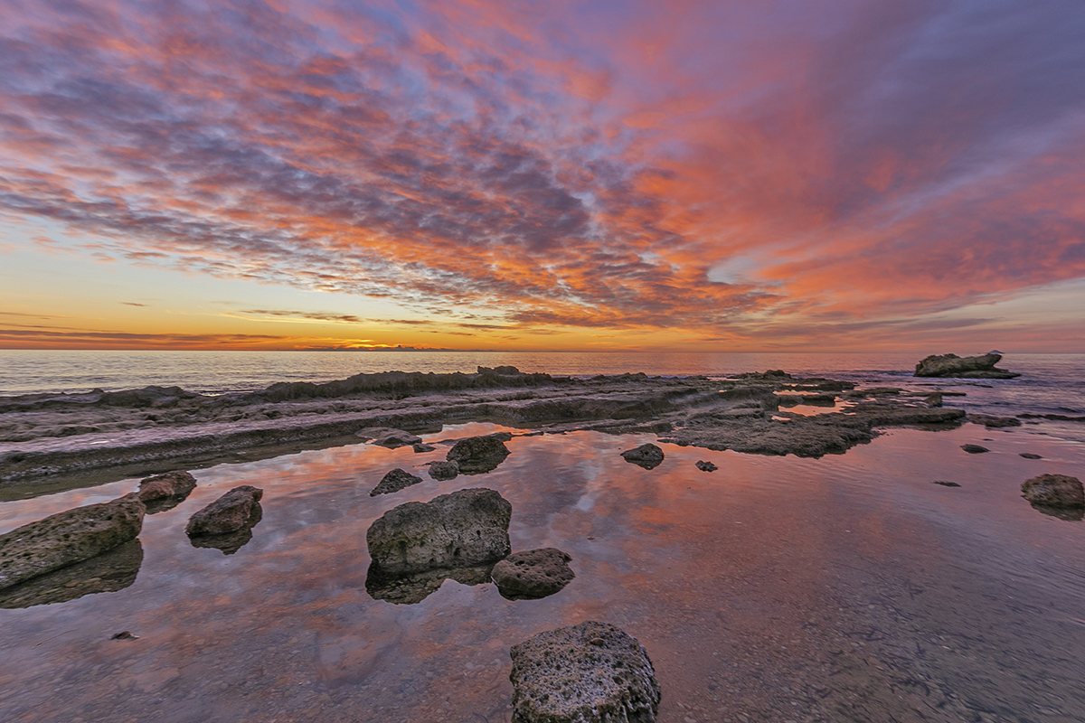 Las avanzadillas de los frentes suelen prestarse a unas texturas y colores de cielo interesantes en la hora crepuscular, como esta foto realizada al amanecer en los restos de una cantera romana a orilla del Mediterráneo.
