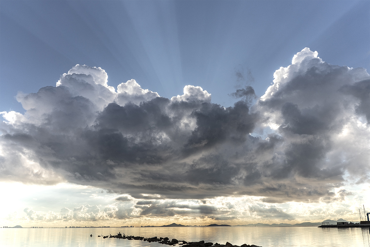 Los cúmulos congestus a primeras horas resultan muy apropiados para formar vistosos rayos crepusculares como estos a principios de febrero. Después derivaron a cúmulos nimbos con tormenta.
