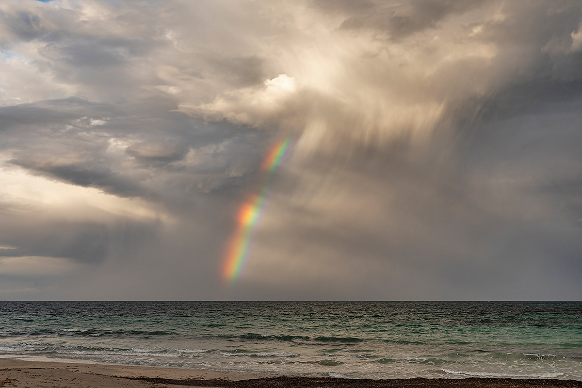 Aquel día de marzo acerté cuando me desplacé a la playa del P.N de las Salinas de S.P. del Pinatar porque creí que por la hora y la dirección que tomaban los núcleos tormentosos existía la posibilidad de alguna foto de arco iris sobre el mar.
