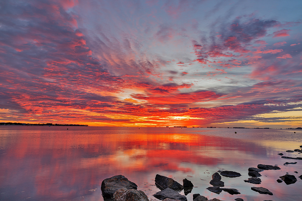 Ciertos amaneceres o más bien preamaneceres en el Mar Menor, siguen siendo obras de arte efímeras que nos ofrece la naturaleza para que las aprovechemos y hagamos, a través de la fotografía, que sean permanentes.

