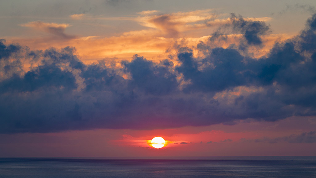 El Sol entre las nubes
Una toma de un espectacular Amanecer desde el apartamento donde me alojaba en Peñiscola. 
Álbumes del atlas: zfv21