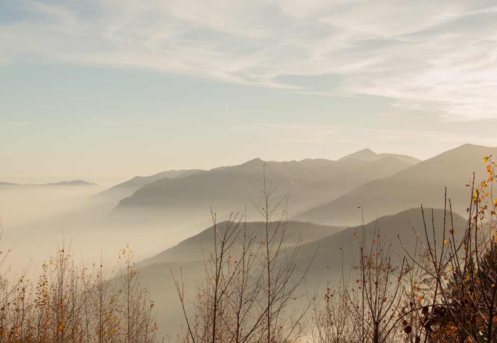 Cordillera en otoño
Foto tomada en las montañas cerca de a ciudad de Bergamo (Italia). El día amaneció con grandesd bancos de neblina, con una visibilidad de pocos metros: sin embargo, al subir a la cima de una de las montañas, el paisaje que se apreciaba era muy distinto: las montañas parecían islas que sobresalían de un mar blanco espumoso
