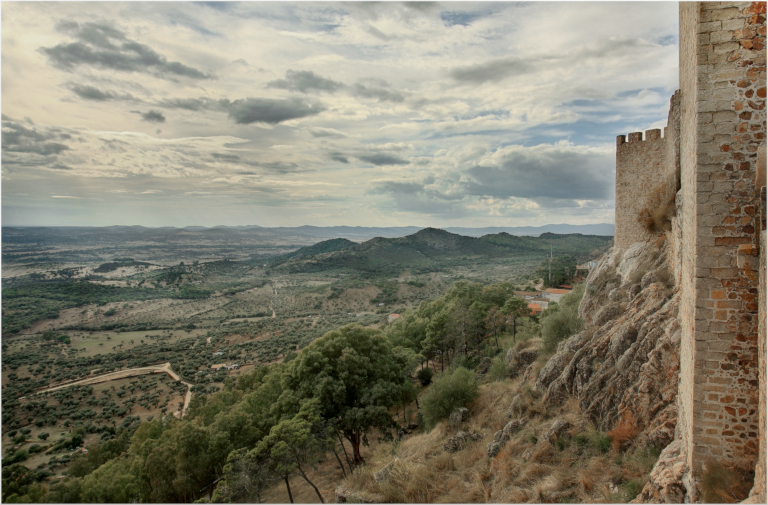 Poco antes de llover
Acabando de visitar el castillo de Alburquerque, en Badajoz, empezó a lloviznar, y apenas nos dio tiempo para llegar al coche sin mojarnos demasiado.
