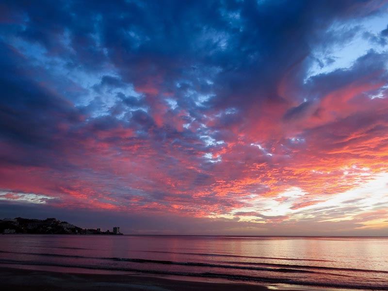 Amanecer en Cullera
Nubes decoradas al alba en un mar con calma total
Álbumes del atlas: ZFO15 aaa_no_album