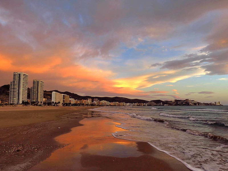 Reflejos al amanecer
Nubes iluminadas por el sol al amanecer, reflejadas en la Bahía de Cullera (Valencia)
Álbumes del atlas: ZFO15 aaa_no_album