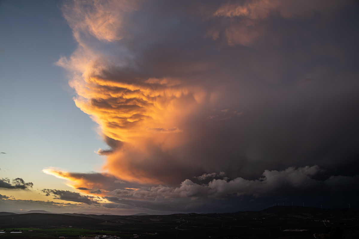 Una línea de turbonada ya bastante debilitada, se acerca desde el noroeste a Archidona, dejando un bonito atardecer con el sol iluminando parte del yunque y sus mammatus.
