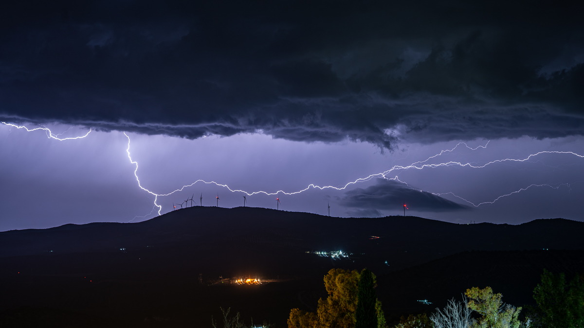 Al igual que el agua, podríamos decir que la electricidad también tiene "su ciclo", y en la foto podemos ver dos formas de generar ese recurso indispensable para nuestras vidas. 
