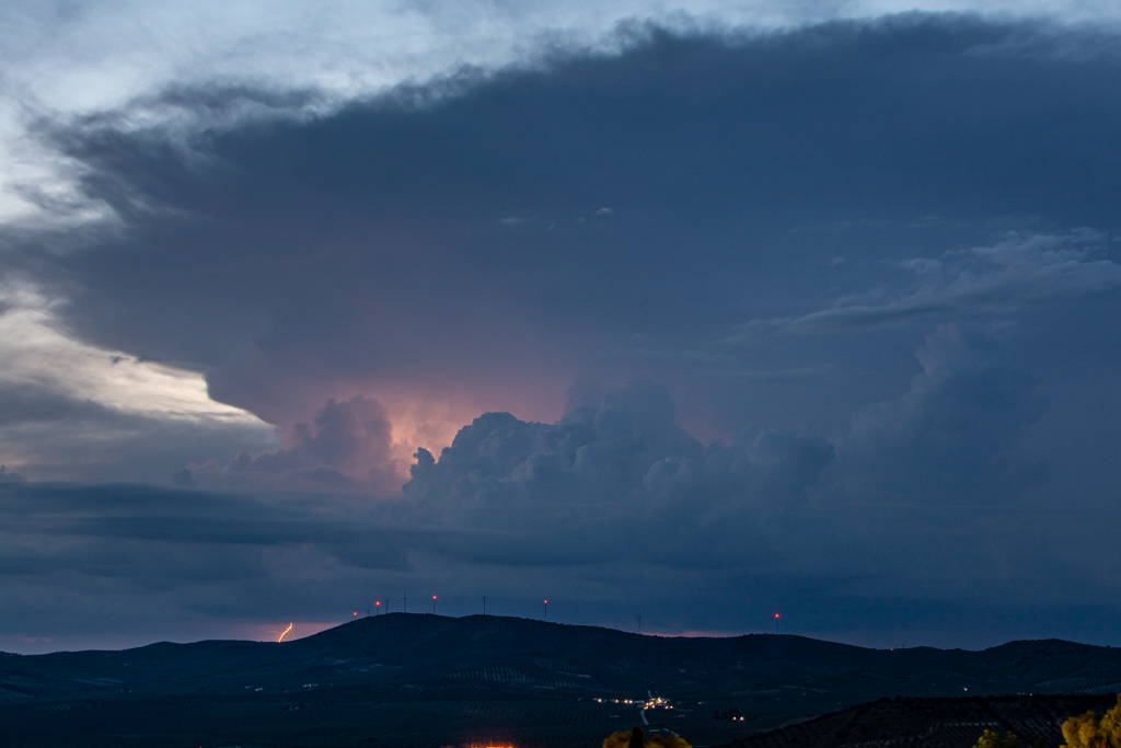 Tormenta cordobesa
A últimas horas de la tarde del 4 de junio, se desarrolló una potente multicélula al sur de la provincia de Córdoba, afectando sobretodo a la zona de Lucena y dejando numerosos rayos nube tierra como el de la fotografía.
