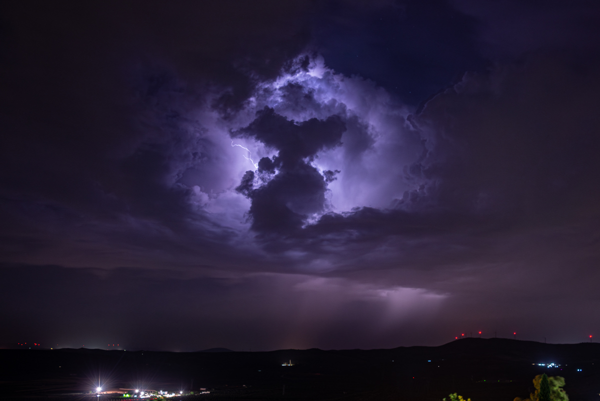 Otra vez que trasnocho para disfrutar de una madrugada de tormentas de base alta (no tenemos otra cosa por el sur peninsular), de esas que se te forman en 30 minutos rodeándote completamente haciendo que no sepas hacia dónde apuntar con tus cámaras. Sin embargo, las descargas no fueron tan vistosas como en episodios anteriores, aunque de vez en cuando, se veían los cumulonimbos crecer entre los claros e iluminados por los relámpagos.
