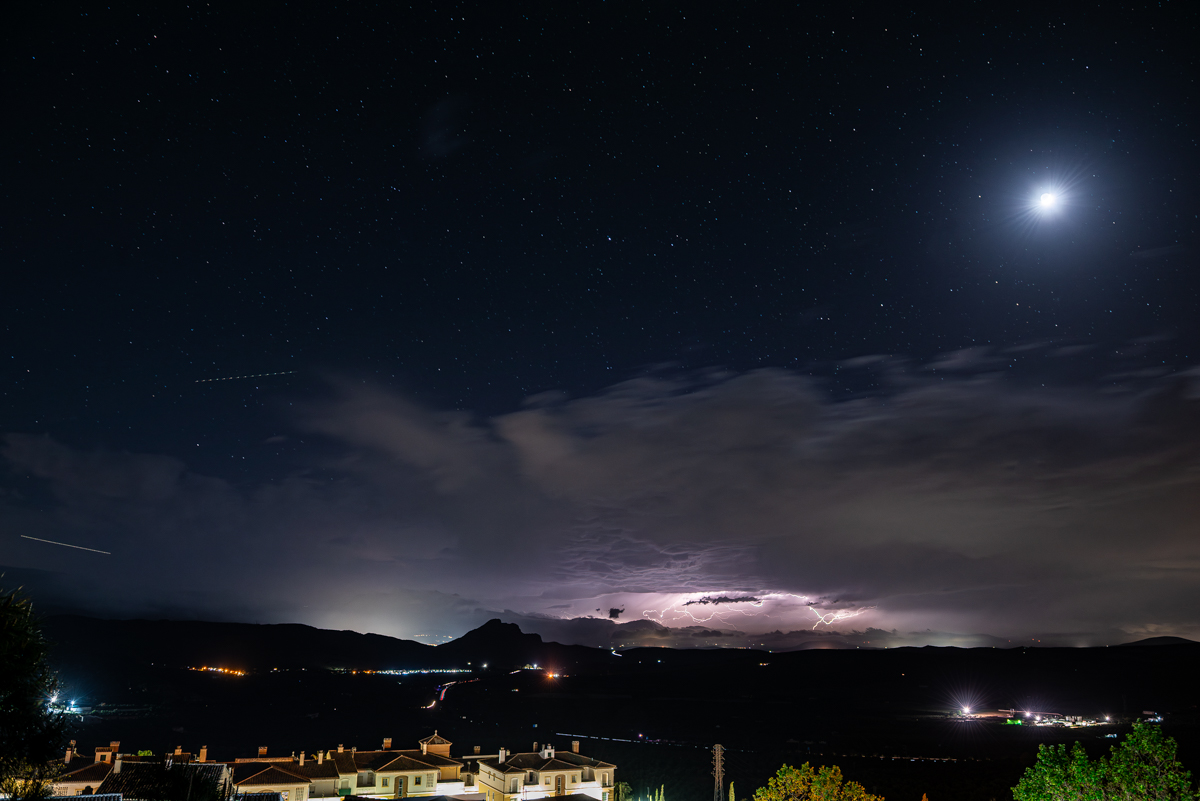 Si en esa noche, ibas paseando por las calles de Archidona sobre las 11:15 de la noche, y alzabas la vista al cielo, veías un cielo estrellado casi despejado, con algo de tráfico aéreo y una luna preciosa, por lo que pensarías que la noche iba a estar tranquila. Sin embargo, a poco que te eleves por encima de las casas del pueblo y mirases hacia el oeste, la cosa pintaba bien distinta...
