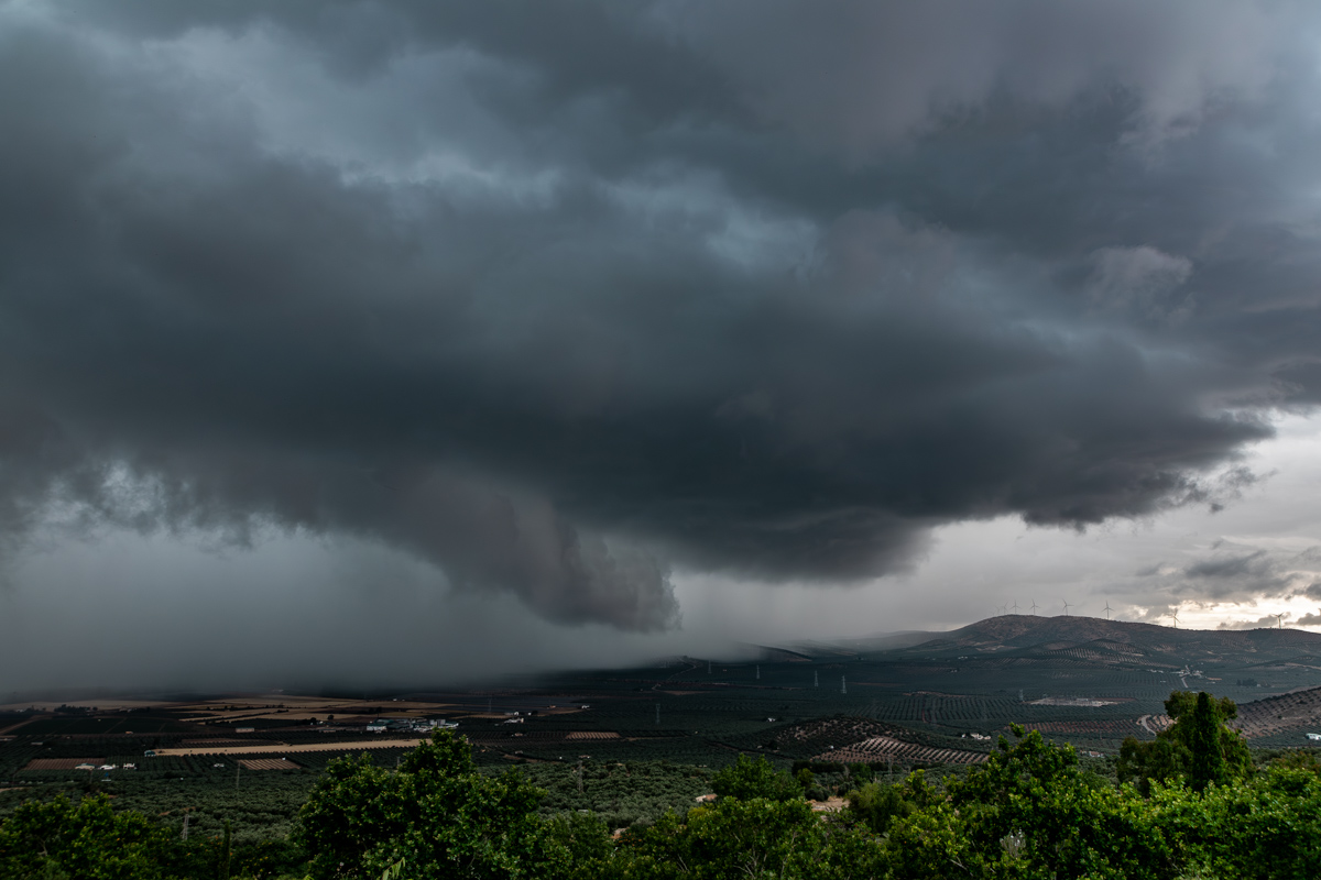 Una tormenta que para nada esperábamos por la zona aquella tarde, y menos tan potente. El color verdoso denota la severidad de la misma, descargando una buena tromba de agua y granizo sobre las vegas de Archidona y Antequera. En mi zona solamente nos rozó, dejando unos 6 mm.
