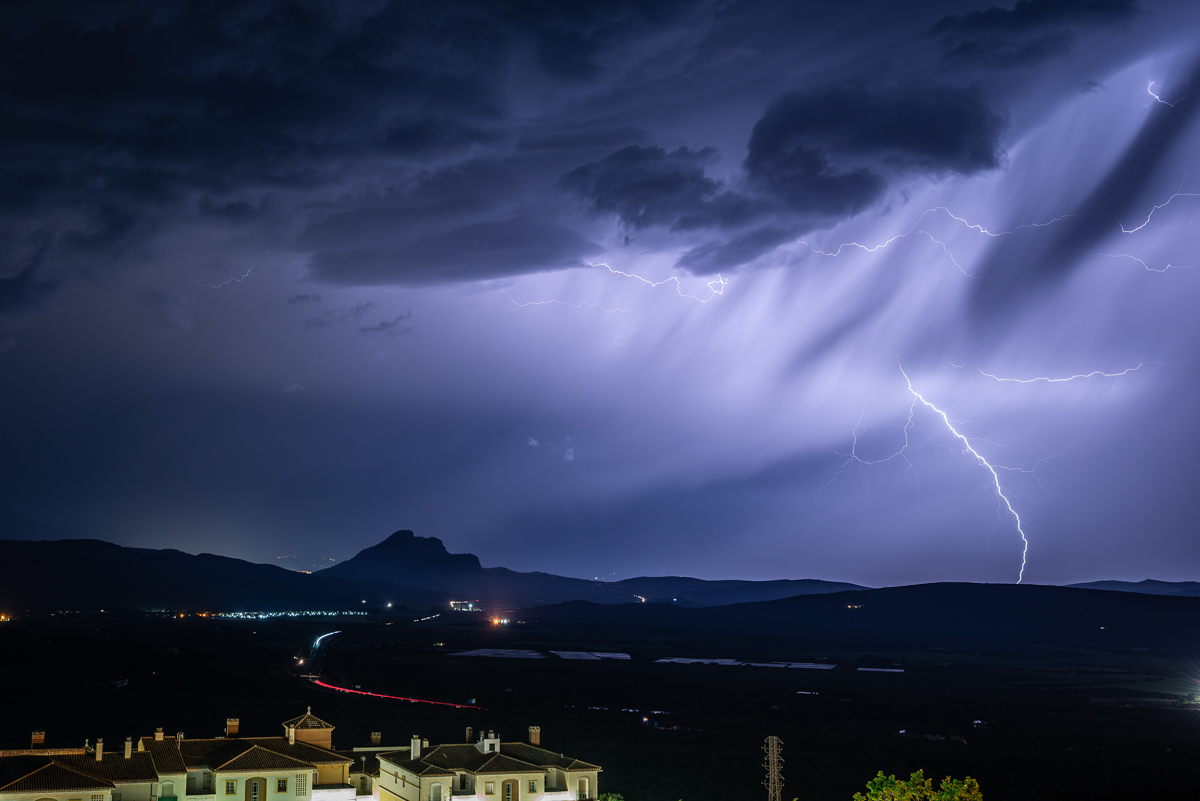 En la noche del 1 al 2 de mayo, tuvimos una buena línea tormentosa de base alta que iba barriendo el centro de Andalucía, con su típica actividad de rayos nube-nube. Sin embargo, hubo momentos en los que se escapaban buenos rayos a tierra, y he aquí uno de ellos, que iluminó las virgas de la base con esa forma de cortina típica de las auroras boreales.
