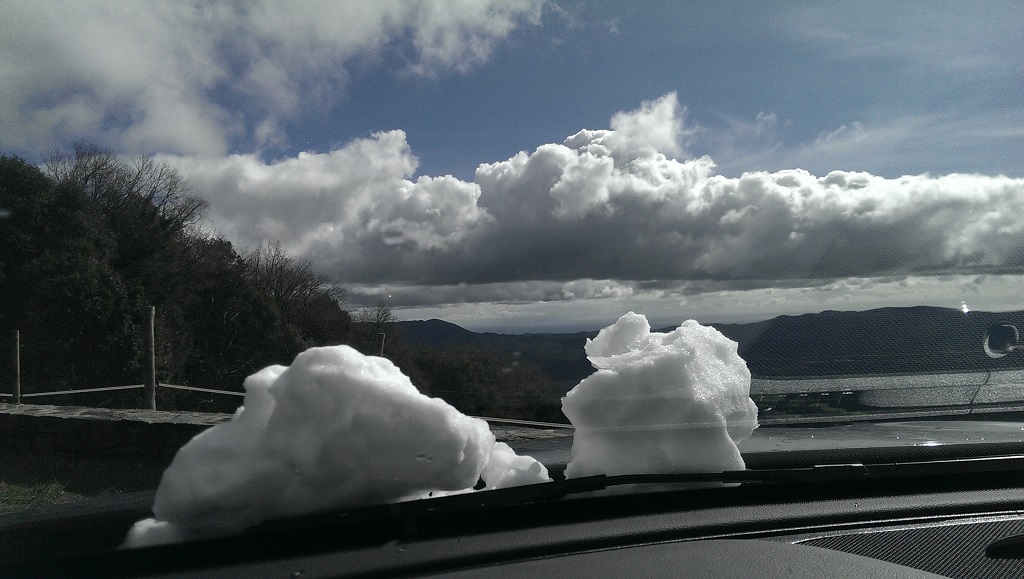 Nubes_en_la _Tierra
Bajando del Montseny y con el coche cubierto de nieve nos dimos cuenta que las nubes habían bajado a la tierra...
