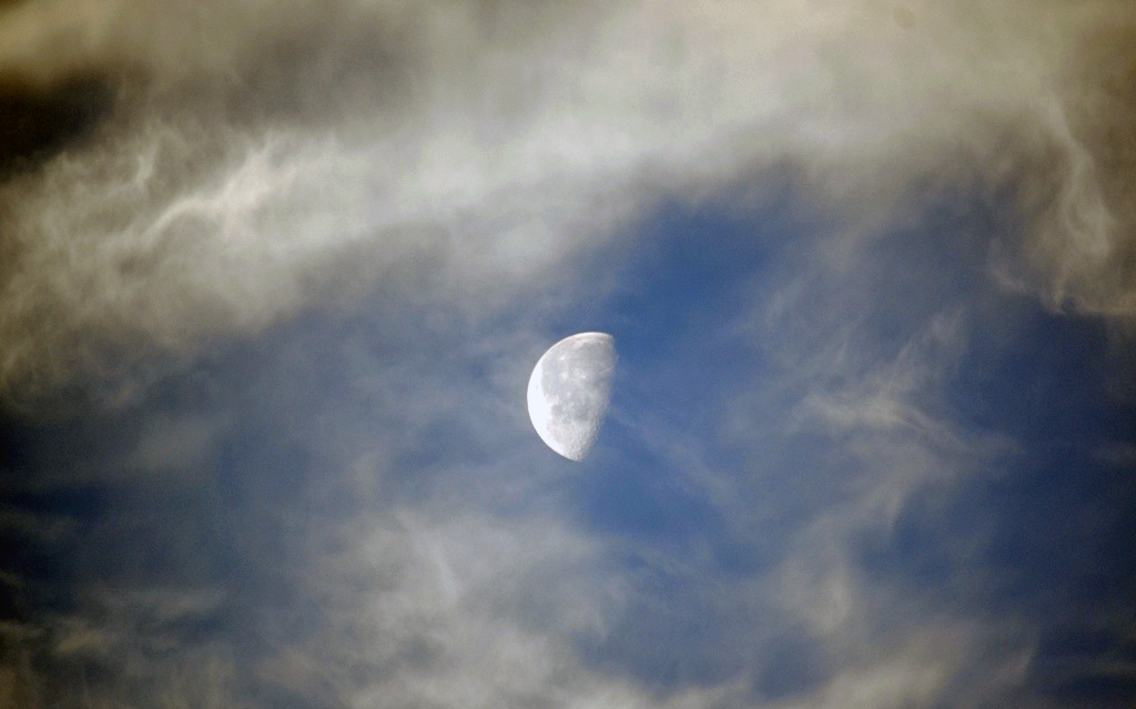 Luna con nubes
La Luna rodeada de nubes
