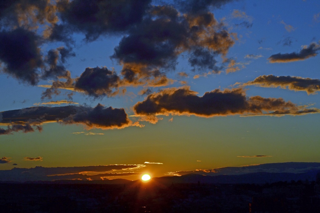 Nubes y Sol
Fotografia tomada desde el Cerro del Tio Pio en Madrid. Un sitio priviegiado para puestas de Sol como esta
