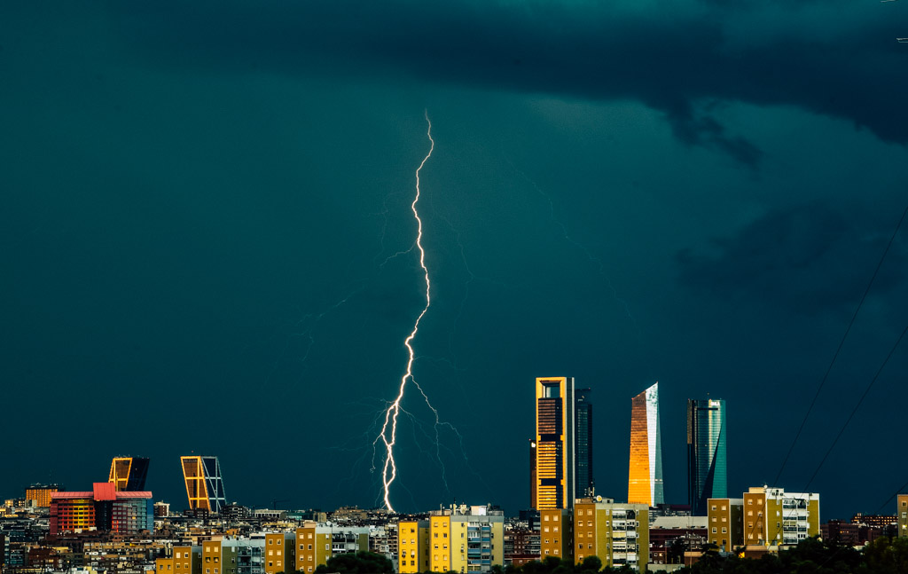 Rayos y truenos sobre las torres
Tarde noche tormentosa sobre la ciudad y rayos amenazadores
f/25
Exposicion 5s
ISO 100
Focal 116mm
