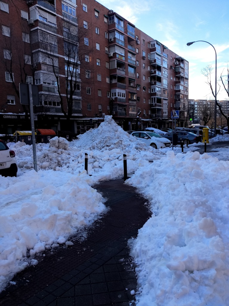Filomena 1
Tras la intensa nevada y pasados unos dias, la nieve se fue acumulando a los lados de las calles y en las aceras se abrio unos caminos para poder caminar
