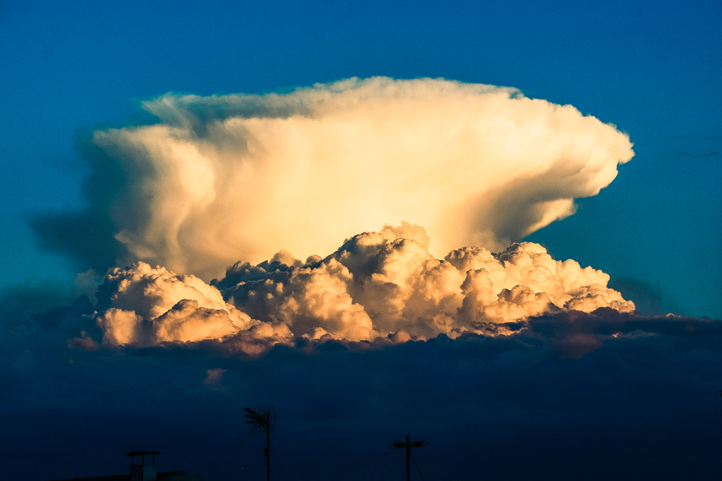 Nube Seta
Tarde tormentosa sobre Castilla la Mancha, muy cerca de donde yo estaba se creo esta enorme nube parecida a una seta, descargo una gran tormenta en una poblacion vecina
Álbumes del atlas: Z_FCMR2023