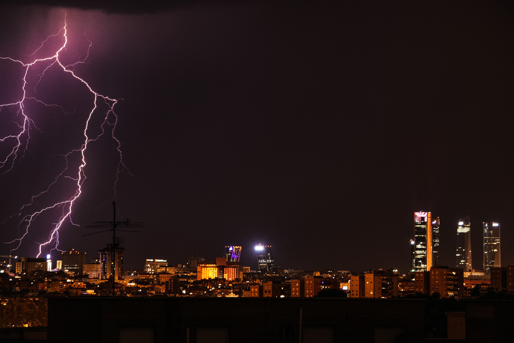 Rayo lateral
Noche con mucho aparato electrico, un enorme rayo cayo muy cerca de las torres de Madrid dejandome esta estampa
