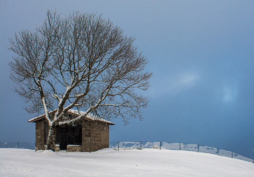aralar
Hermita que se encuentra delante del Santuario de San Miguel de Aralar tras una intensa nevada.
