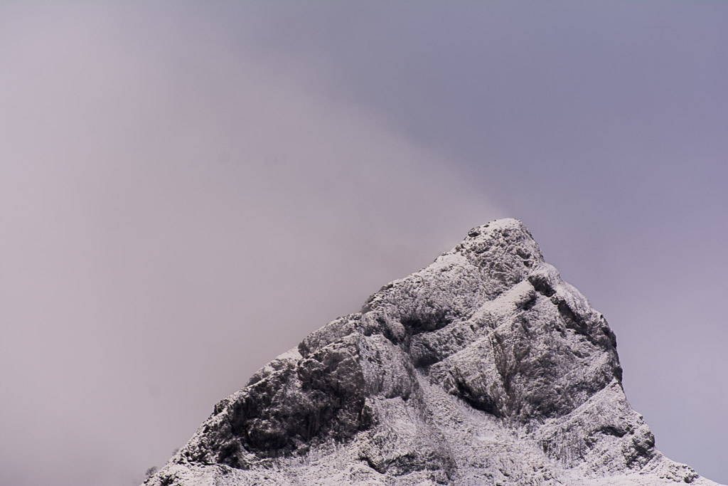 balerdi
El pico de Balerdi tras un nevada mientras levanta la niebla.
