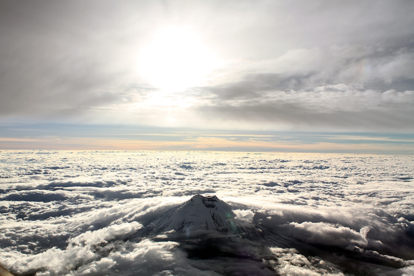 Cielo y Tierra
Fotografía del volcán Chimborazo en el Ecuador, tomada en un vuelo de la ruta Quito - Loja.
