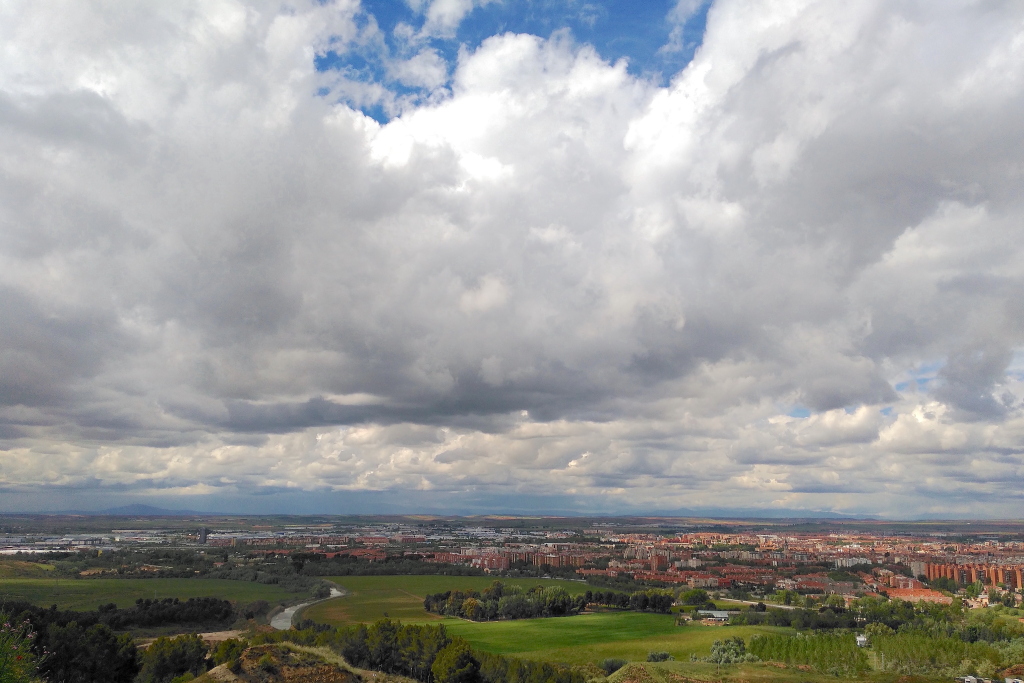 Nubes_sobre_Alcala_de_Henares
Tomada el dia 12 de Mayo desde un mirador que da sobre Alcala de HENARES
