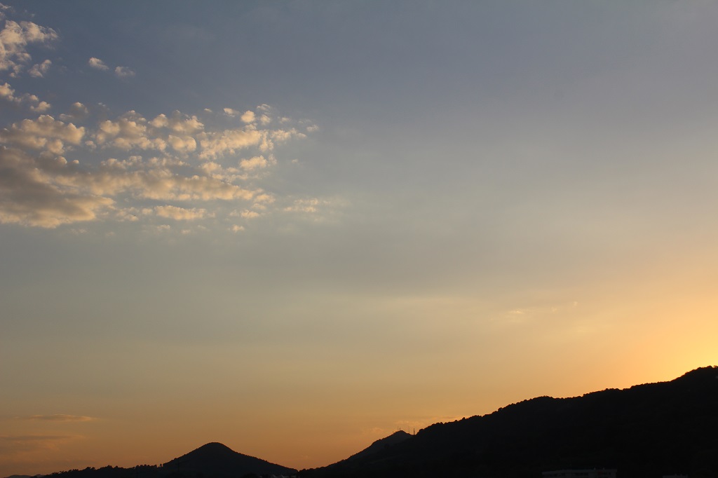 Septiembre dorado
Puesta de sol sobre valle al finalizar el verano
