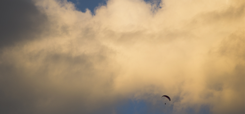 Unión
Parapente vuela aprovechando las mismas térmicas que generan esas formaciones nubosas a unos 800m de altura
