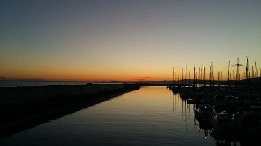 un aterdece en el puerto
un atardecer en el puerto de premiar de mar, con un color dominante naranja y un bellísimo reflejo de sol en el agua.
