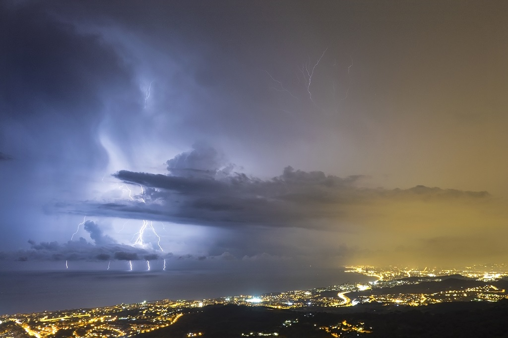 RAYOS Y TRUENOS
Tipica tormenta elèctrica frente la costa de Barcelona, ideal de fotografiar des de este preciado mirador.
Álbumes del atlas: rayos toprayos