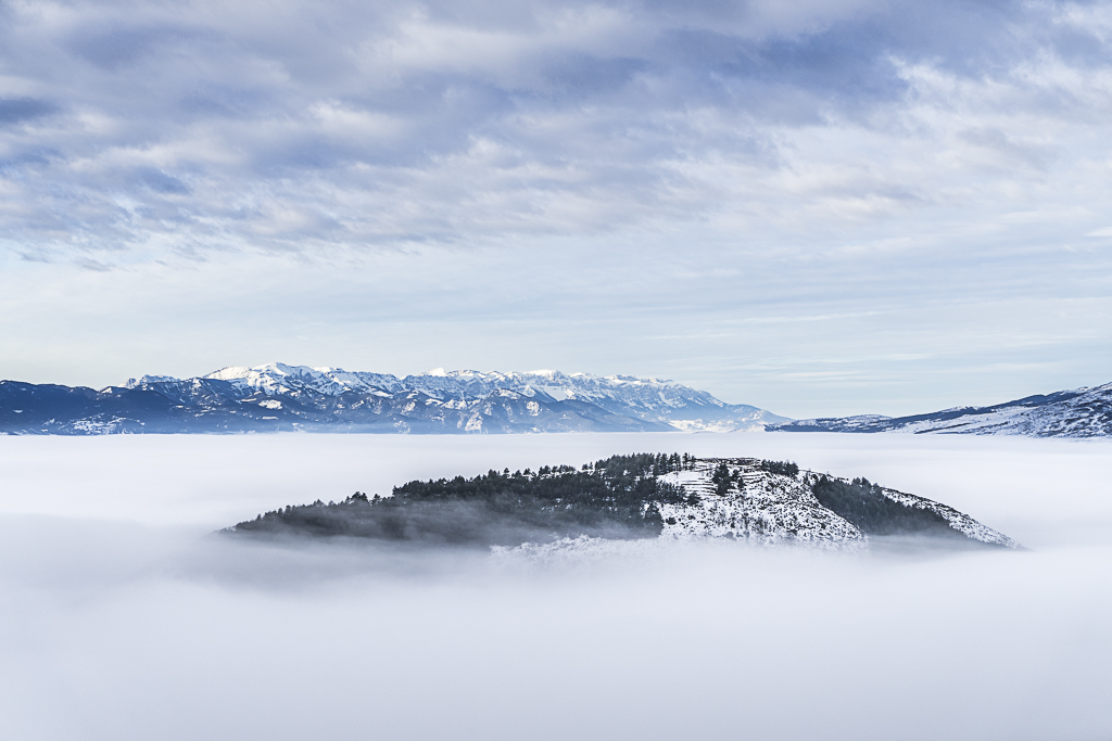 Navegando en la niebla
Valle de La Cerdaña cubierto de una densa niebla, donde solo se visualizaba el montículo donde està el antiguo castillo de Llívia. 
Álbumes del atlas: ZFI18 niebla_desde_dentro