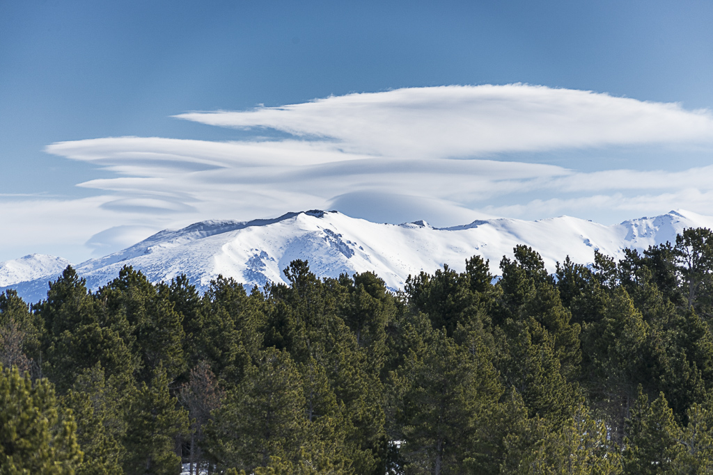 LENTICULARES AMONTONADOS
Dia de viento en las cimas de las montañas del Pirineo Oriental que crearon estos lenticulares al querer salvar las partes más altas.
