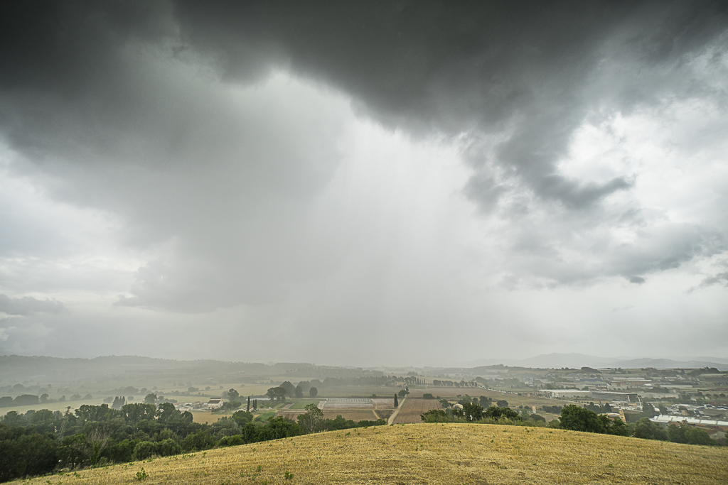 INTESIDAD MÁXIMA
Un frente tormentosa barrió esa mediodia la comarca del Vallès, dejando momentos de intensa precipitación de lluvia con mucho viento.
