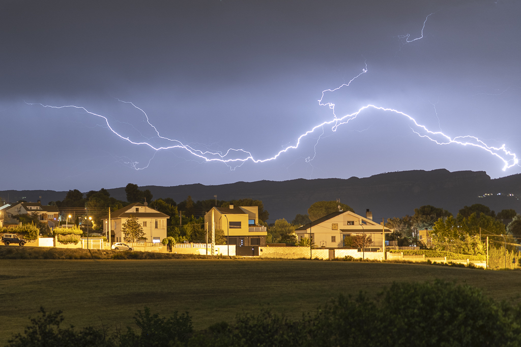 RAYOS EN LA LEJANIA
casi ya a media noche, en al comarca vecina de Osona, la tormenta elèctrica era biénpresente, y pude des de mi ubicación pillar, un rayo completo con sus ramificaciones y bastante intenso.
