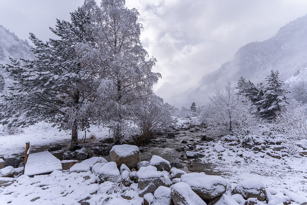 NEVADAS OCCIDENTALES
Año de sequías y de poc nieve en el Pirineo Oriental. Hasta este mes de marzo, no han caidos buenas nevadas para salvar la temporada de esquí. en cambio los frentes atlánticos han dejado considerables cantidades de nieves, en toda la vertiente occidental del Pirineo, y sobretodo aquellos valles, que són afectados for frentes de cara norte.
En el mes de diciembre, ya hubo un par de nevadas que afectaron a la Vall d'Aran, dejando estampas bién blancas.
