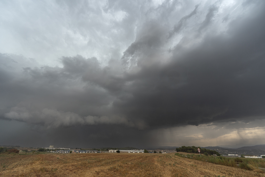 Día de seguimiento meteorológico. Empecé en la comarca del Bages, en la zona centro de Catalunya, donde se preveía tormentas severas. 
Las hubo aunque sin granizo, y me quedé un buen rato al limite de la lluvia, para poder disfrutar como se formaba esta linea tormentosa, que se dirigió hacia  mi. Refugiándome en el coche durante un buen rato, cuando me alcanzó la lluvia intensa. Esa tarde acabó de noche en el mar cazando rayos post tormenta
