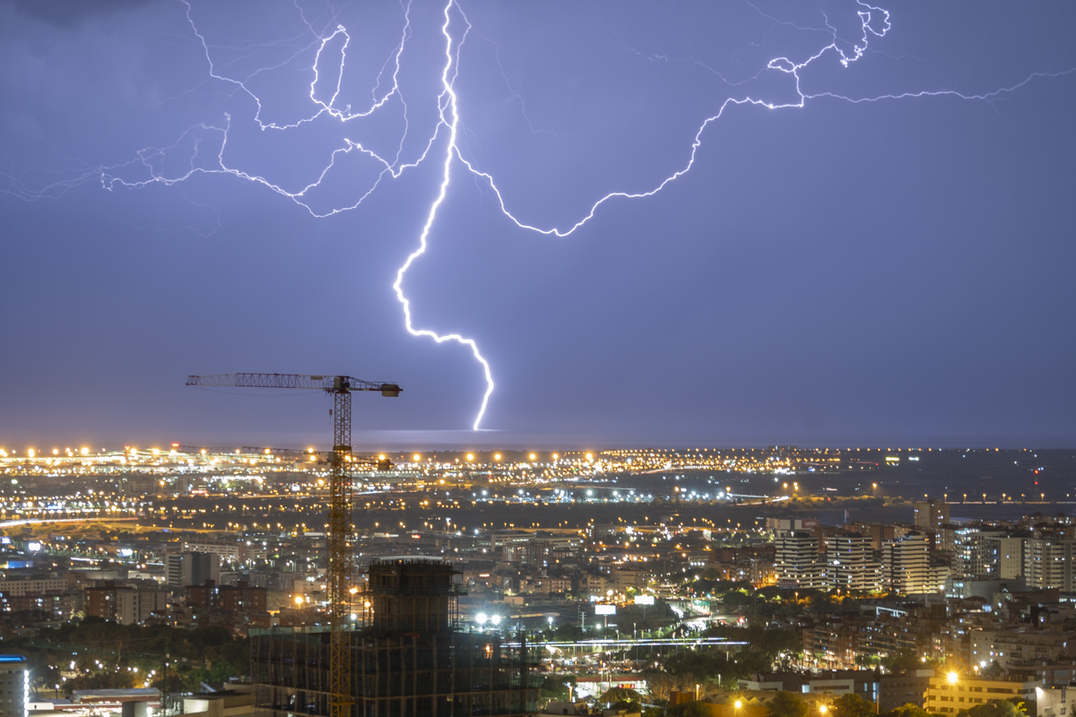 descargas eléctricas post tormenta, mientras se alejaba mar adentro. Nos dejó un buen ratito para poder capturar rayos, ya sin lluvia.
Alguna solo eran de nube a nube, y ottras como esta, impactaban en el mar con fuerza.
